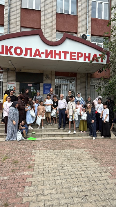 БФ «АЗИМ» начал ежегодную акцию «Собери ребенка в школу». Первыми учреждениями, которые посетил Фонд и вручил подарки, стали: Специальная коррекционная школа-интернат I вида для слабослышащих детей и Дом социального обслуживания «Забота».
